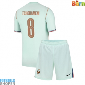 Billiga Frankrike Aurelien Tchouameni #8 Bortatröja Barn VM 2026 Kortärmad (+ Korta byxor)